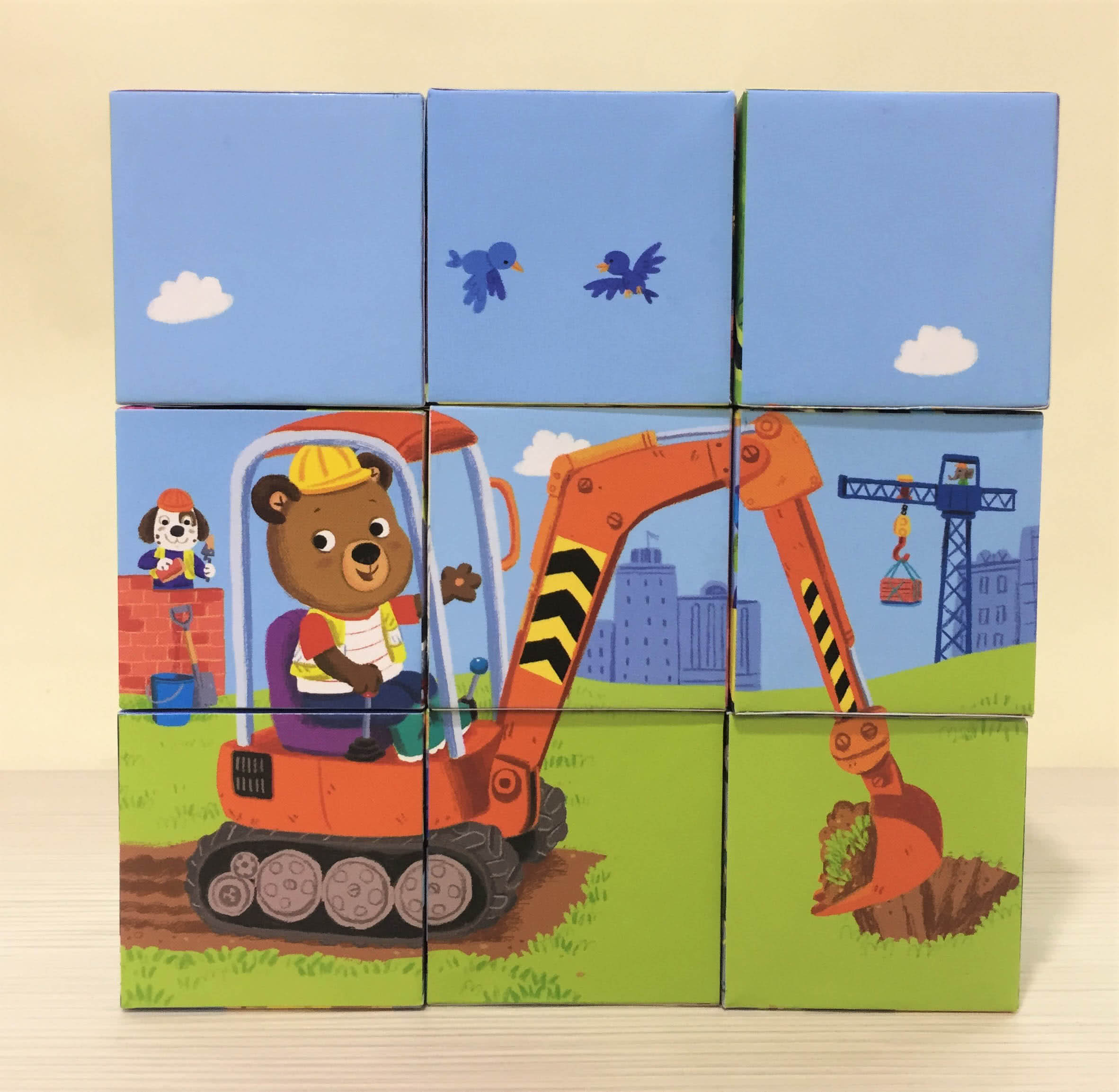 Bizzy Bear Book and Blocks set （1硬頁小書+9個厚紙積木）